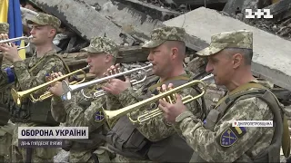 На Дніпропетровщині військовий оркестр зіграв біля об’єкта, який знищили ворожі ракети