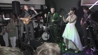 Braut singt spontan LIVE "Proud Mary" auf ihrer Hochzeitsparty - zuvor "Vater unser"