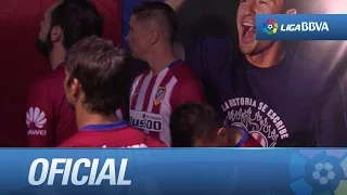 Jugadores del Atlético de Madrid y del Real Madrid en el túnel de vestuarios