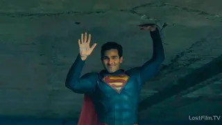 Супермен спасает людей на мосту