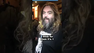 Max & Iggor do meet and greets on their bus! #cavaleraconspiracy #soulfly #sepultura #businvaders