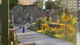 Udda Plattformskorsning i Henriksdal (2022) / Unusual Swedish platform path level crossing