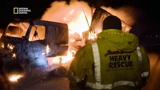 Un camion en feu sur la route