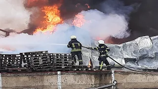 В Одессе сильно горят склады