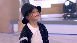 Faro se transforma no rei do pop para um Dança Gatinho ao lado do mini Michael Jackson