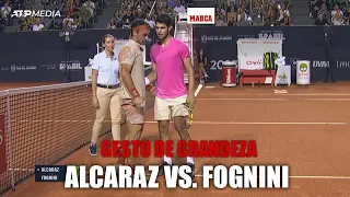 Alcaraz casi 'revienta' a Fognini con una dejada... ¡y acude a ayudarle de inmediato!  MARCA