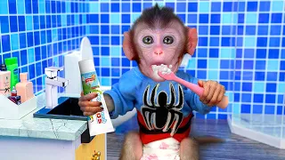 KaKa Monkey brush teeth and bathing in the toilet and eat fruit with the puppy in the garden