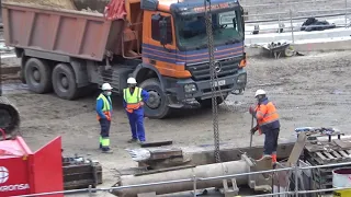 BERNABÉU OBRA 1080p. GRÚA SOBRE ORUGAS DE *RODIO* LEVANTA UN "TRÉPANO". MADFEB21.