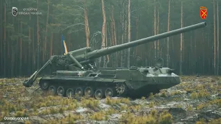 Ukraine`s massive 203mm 2S7 "Pion" self-propelled gun in action.