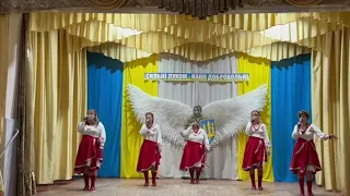 Колектив "Гарячі серця" з піснею "Україночки-красунечки"