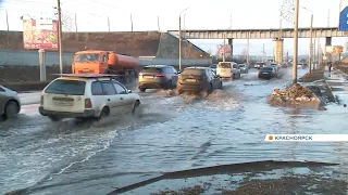 С потеплением в Красноярске улица Брянская превратилась в полноводную реку