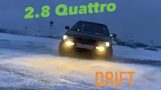 Ауди 80 2,8 quattro дрифт на снегу/QUATTRO исполняет