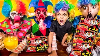 تحدي أكل 15 حبة نودلز كوري 🍝 إكس 3 🔥لأول مره باليوتيوب📽 مع المهرجين 🤡