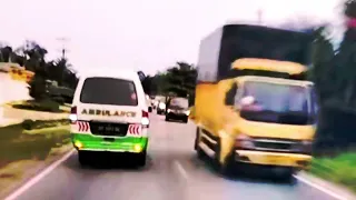 Gawat - Mobil Ambulance Mengantar Pasien Darurat Di Saat Hujan Deras