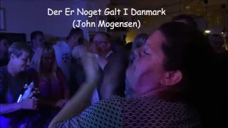 To Mennesker På En Strand  / Der Er Noget Galt I Danmark  (Coversioner af John  Mogensen)