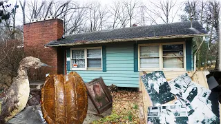 Creepy Abandoned Hoarder House ** Full of Vintage Interesting Antiques *** Everything Left Behind