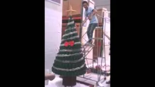 Arbol navideño nunca antes visto, Arbol navideño de material reciclable Hanes Ikn Ho