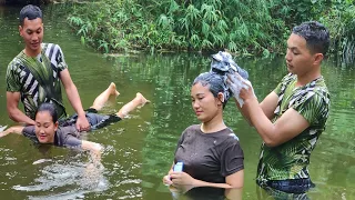 Building a bathhouse - the weather is too hot, the young couple went to the cool stream to confide