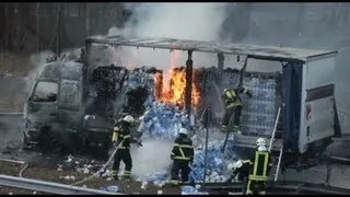 LKW mit Toilettenpapier gerät auf der A1 in Brand