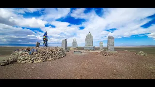 Монголия 2023 , июнь . Каменное сооружение на холме