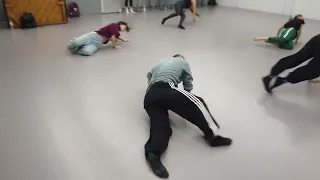 Floorwork contemporary dance (release technique)