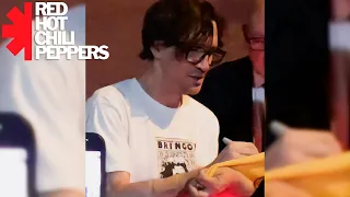 John Frusciante - Love His Fans Signs Autographs 🎸❤️ Los Angeles, USA (Silverlake Conservatory 2023)