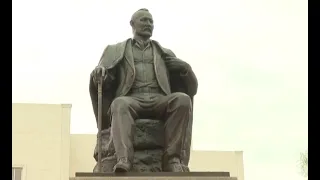 В области Ұлытау установили памятник Акселеу Сейдымбеку