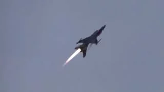 Show aéreo com um caça F-16