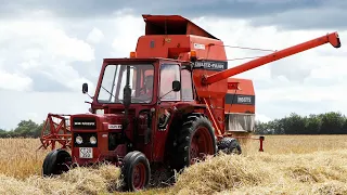 Volvo BM 430 harvesting Barley with Deutz-Fahr M66TS Combine