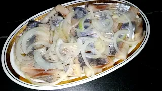 СОЛИМ СЕЛЕДКУ. I SALT THE HERRING.