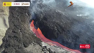 21/10/21 Hipnótico vuelo de dron en calma sobre la salida efusiva. Erupción La Palma IGME-CSIC