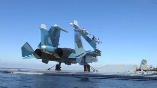 Взлет палубных истребителей Су-33 с палубы авианесущего крейсера "Адмирал Кузнецов" (Россия)