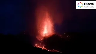 Incredible vision of Cumbre Vieja volcano erupting