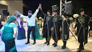 من قوة الدبكة ام العروس ما اتحملت ونزلت ترقص مع الفرقة most Lebanese Dabke with the artisr Tamer