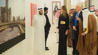 شاهد دهشة الرئيس الامريكي دونالد تترامب بلوحة مكة المكرمة في معرض الفن المعاصر بالرياض