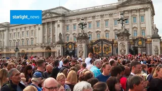 Crowd reaction outside Buckingham Palace to seeing the new king Charles III