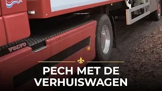 De vrachtwagen staat vast in de modder | Chateau Meiland