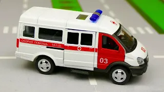 Служба скорой помощи оказывает помощь туристическому автобусу и полицейскому автомобилю.