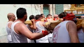 LA GRANDE PROCESSIONE DI SAN SEBASTIANO DEL PESO DI 1 TONNELLATA . PALAZZOLO ACREIDE SICILIA.