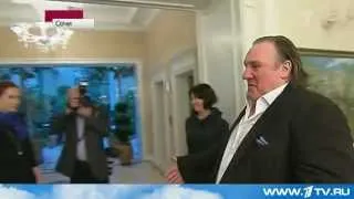 Путин дарит гражданство Жерару Депардье !!!  :-))