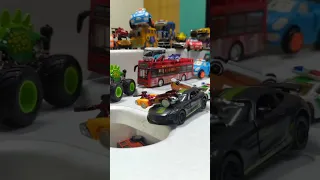 Car Dropping from the table #oleng #toycar #cartoys #bus #car #diecast