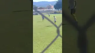 Foi chutar a bola, chutou a grama!