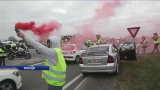 Масові протести у Франції: автомобіль "влетів" у натовп протестувальників