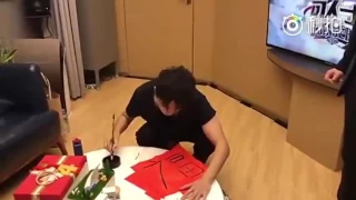 Dimash Kudaibergenov writing Chinese word  "福" |