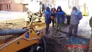 На месте прорыва трубы раскопали огромную яму в Воронеже