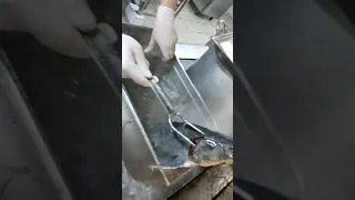 Как правильно чистить рыбу стерлядь за 3 минуты....