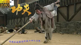 Kung Fu Movie: Martial arts master mocks the prisoner, but the prisoner cripples him on the spot.