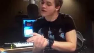 Hunter Hayes makes silly faces