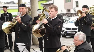 Platzkonzert der Salinenmusik Hall in Tirol