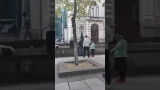 Бабуля зажигает) уличные танцы в центре Тбилиси